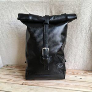 Egyedi, kézzel készített bőr rolltop hátizsák - Fekete, karbon mintás préssel
