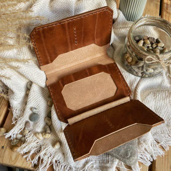 Növényi cserzett marhabőrből készült kézzel varrott kártyatartó – antik barna