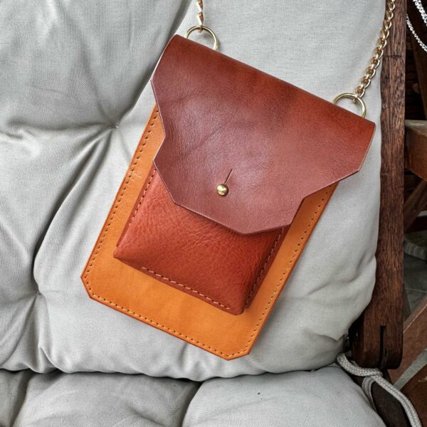 barna kis táska, praktikus, elegáns, valódi bőrből készül, kézzel készítve