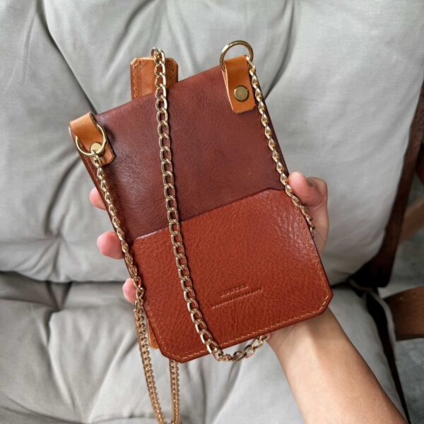 barna kis táska, praktikus, elegáns, valódi bőrből készül, kézzel készítve